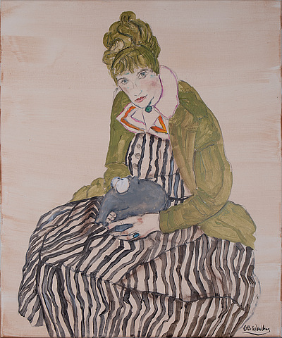 Edith sitzend im gestreiften Kleid mit Kuscheltier - Otto Waalkes