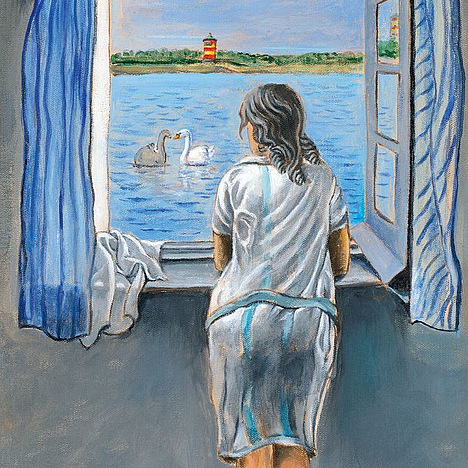 Frau vor Fenster mit Meer im Hintergrund