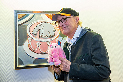 Otto Waalkes vor Kuchenbild mit Ottifanten in pink