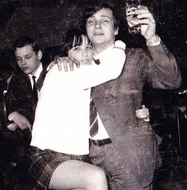 1967 Freundin Maggy umarmt Heinrich Walentowski